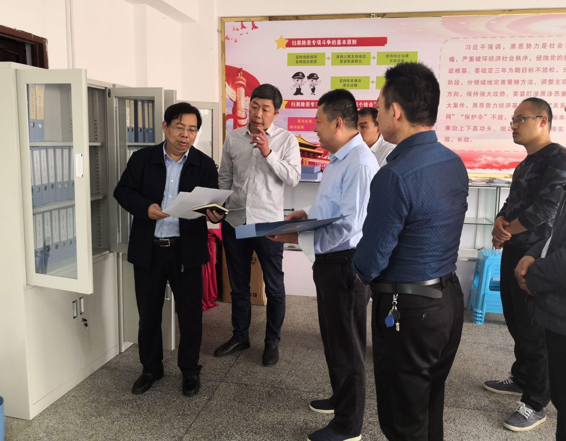 顾恒中到区扫黑办和法检两院调研指导扫黑除恶工作
