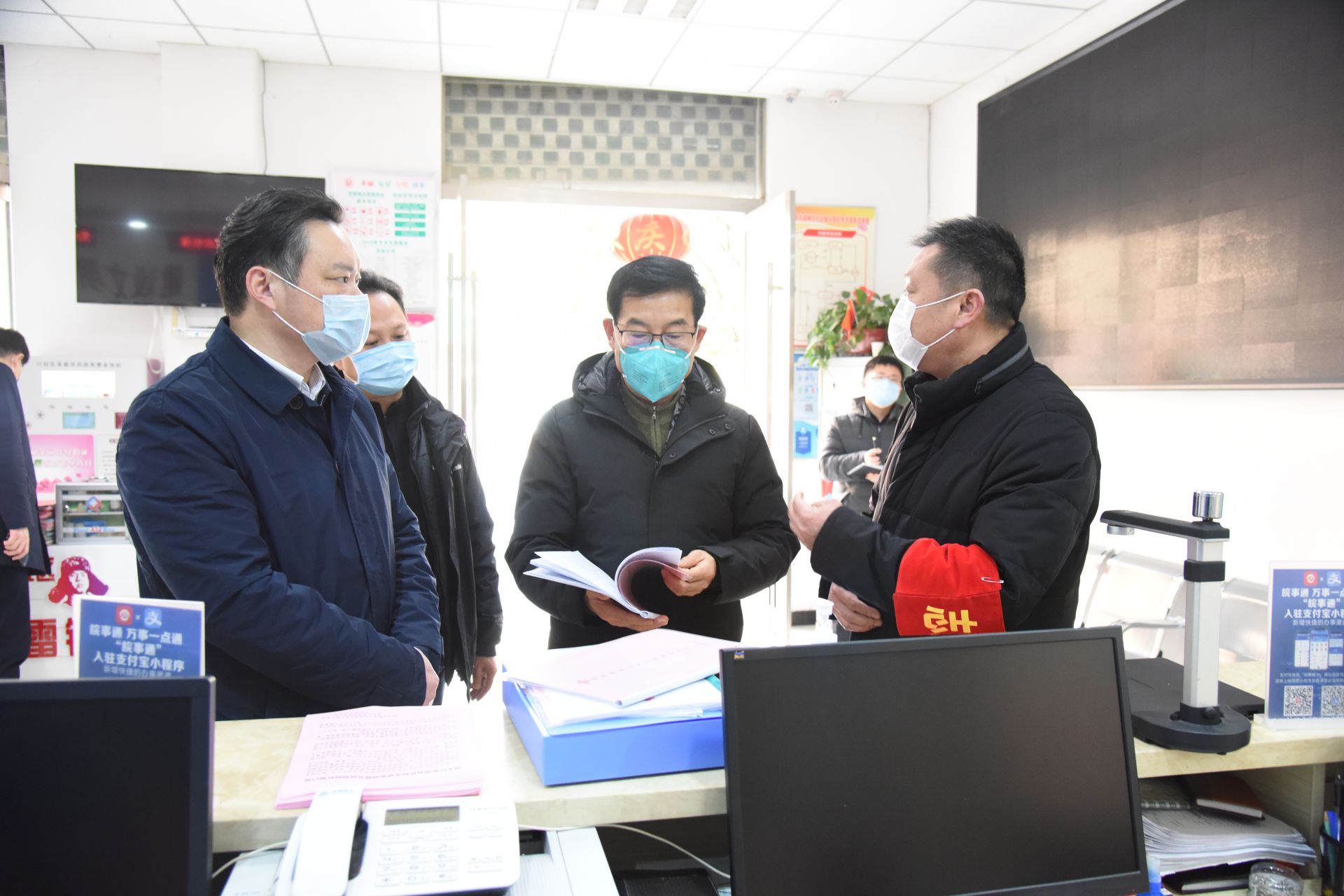 王显义先后来到河东街道闸东社区,科技育才小区,火车站,阜阳东高速