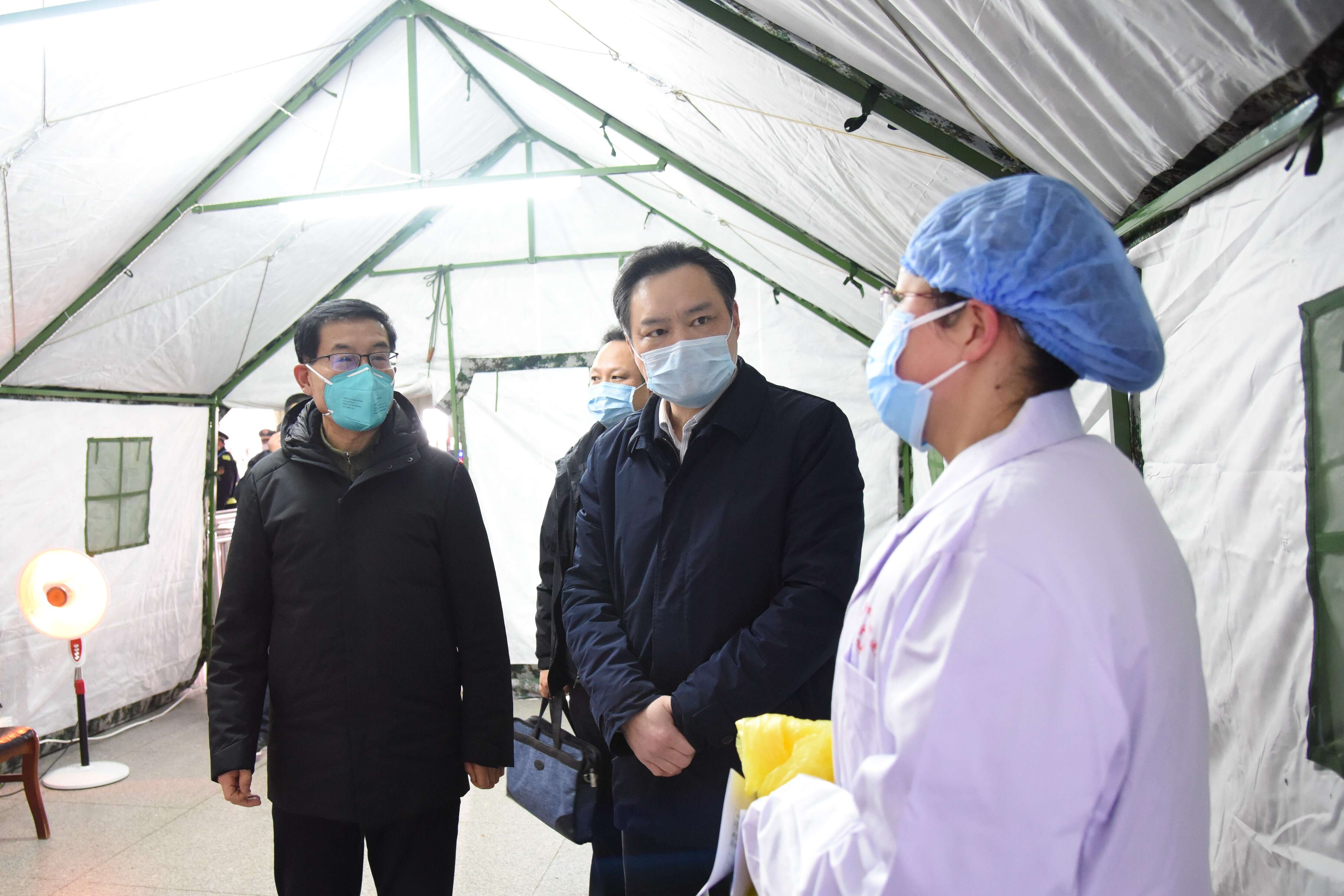 王显义先后来到河东街道闸东社区,科技育才小区,火车站,阜阳东高速