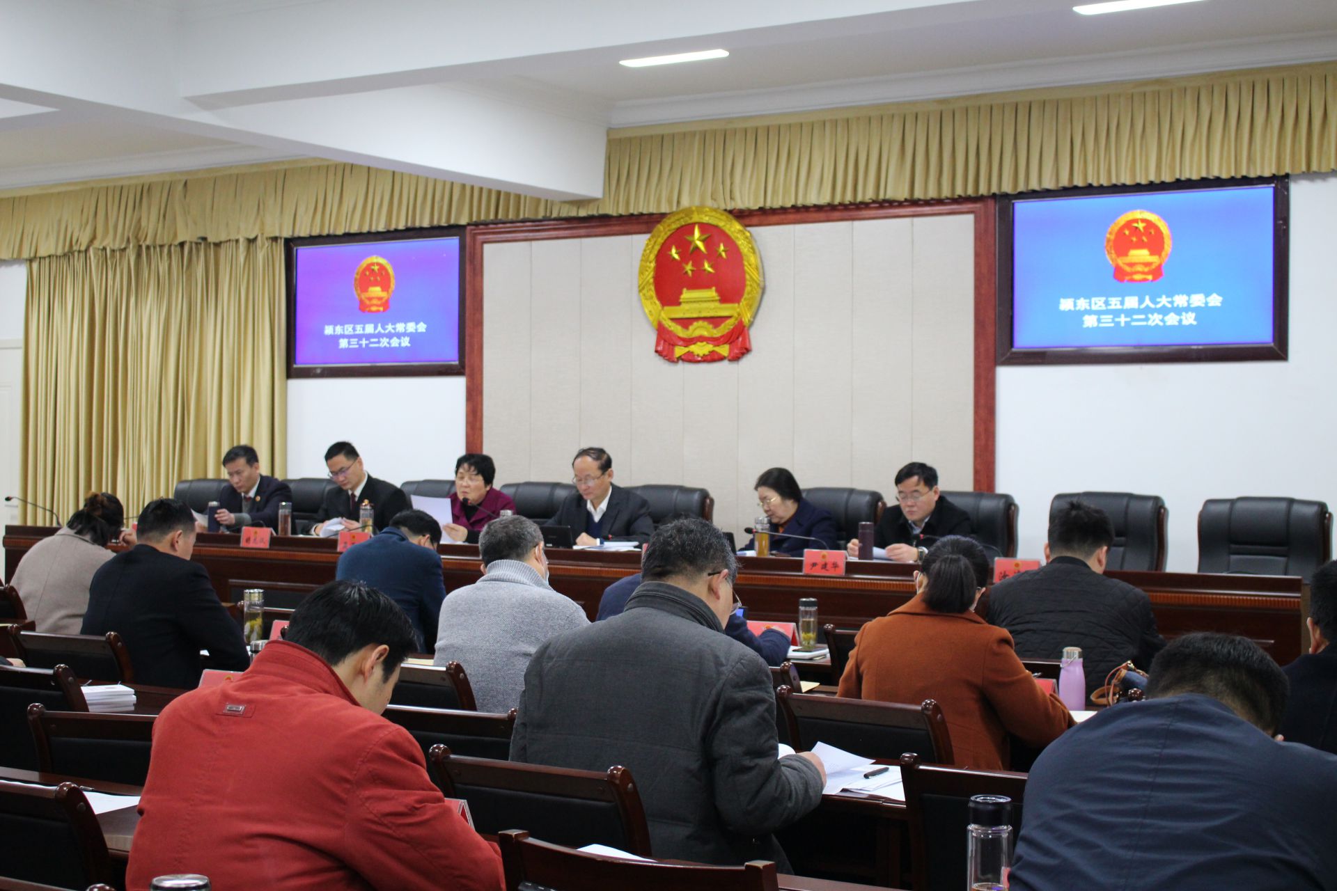 会议由区人大常委会主任王雷主持,副主任陈艳丽,吴玉颍出席会议
