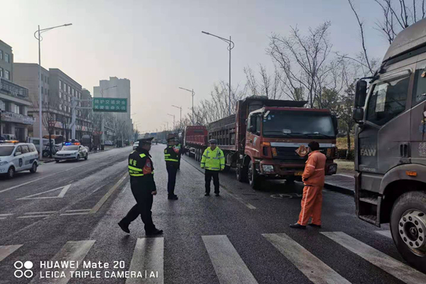 整治大货车乱停乱放.jpg